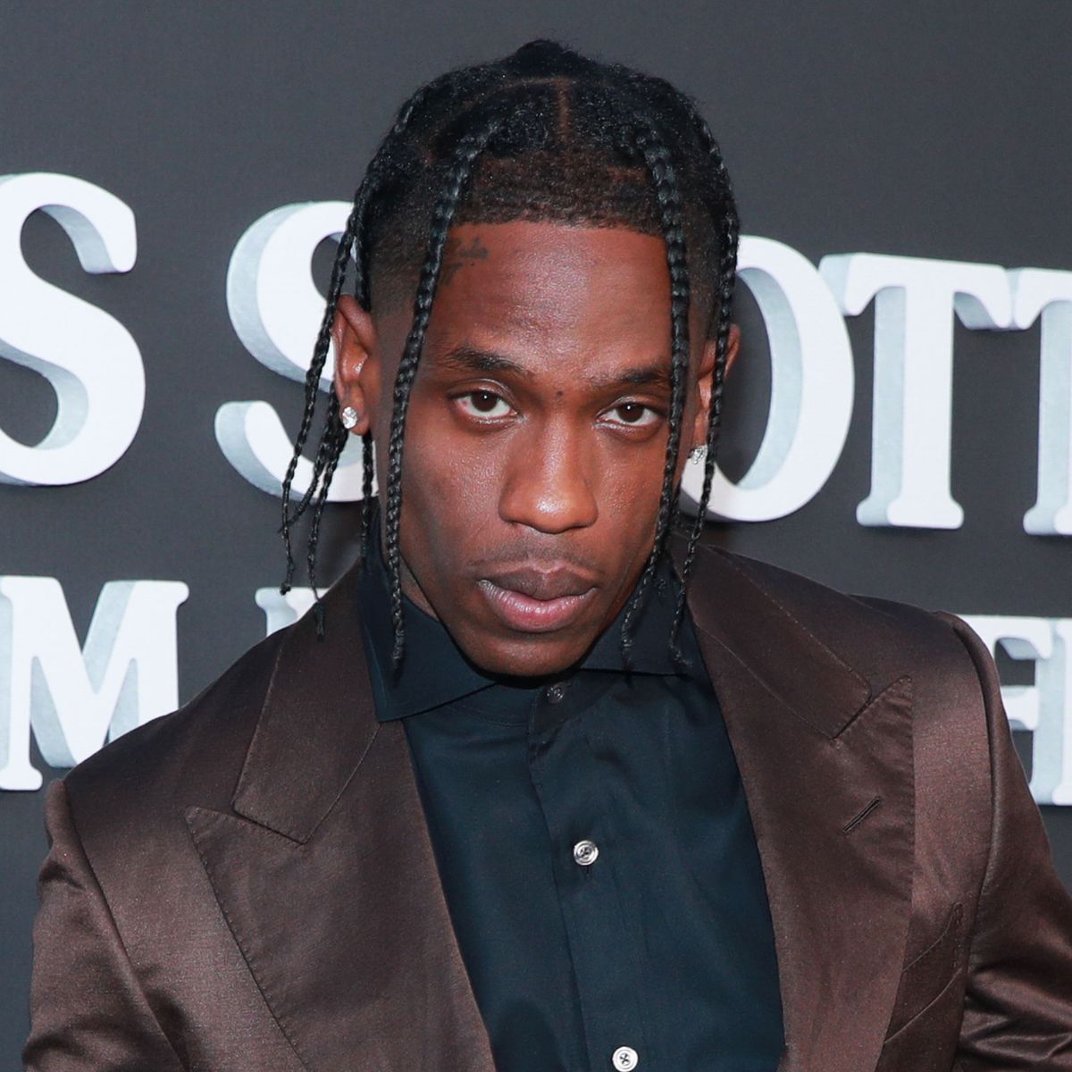 Rapper Travis Scott shot in parking lot witnesses say they were going to take a picture with him but as soon as Travis was about to leave Travis got into an argument with the guy and he pulled out a gun and shot Travis with tons of blood