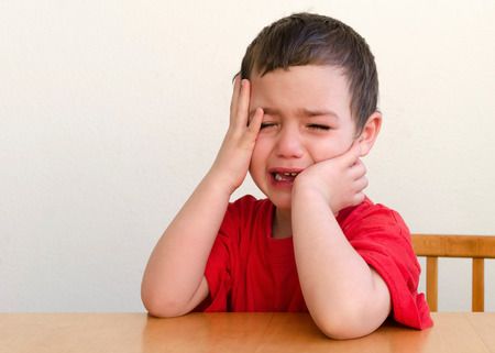 Niño de 9 llora por la broma pesada de su hermano mayor