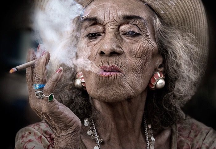 Cientistas descobrem que afinal fumar faz bem à pele