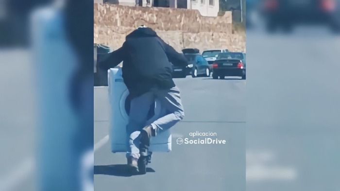 El conductor de un Tesla captado remolcandolo con patín eléctrico en Ceuta