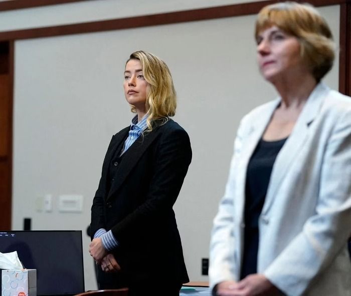 Schauspielerin Amber Heard schlägt ihre Anwälte, weil sie dumme Zeugen vor Gericht gebracht haben.